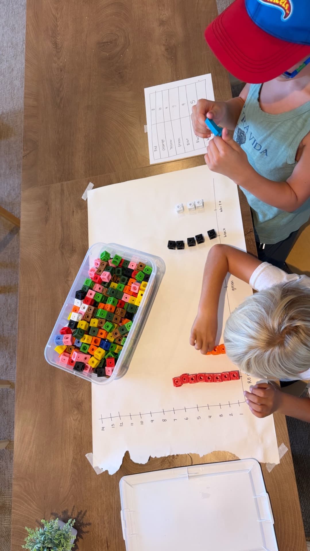 Data analysis with connecting cubes — building bar graphs by color